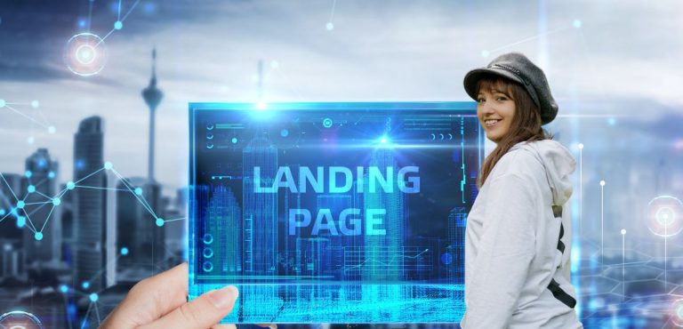 Jessica Jirschik steht lachend vor blauem Hintergrund mit der Aufschrift Landingpage Optimierung