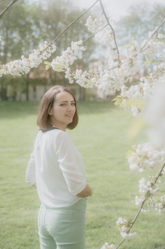 Jessica Jirschik unter Kirschblüten ist die Expertin für SEO für Deine Website