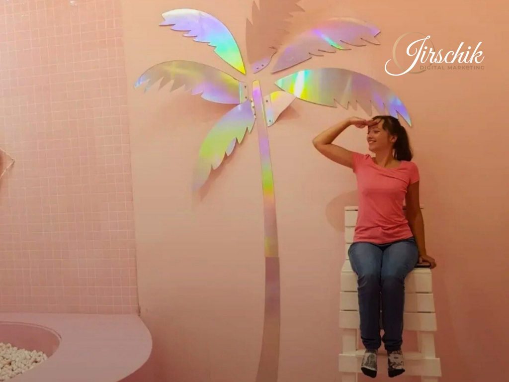 Jessica Jirschik sitzt auf einem Rettungsstuhl und hält Ausschau nach mehr Umsatz trotz Sommerloch