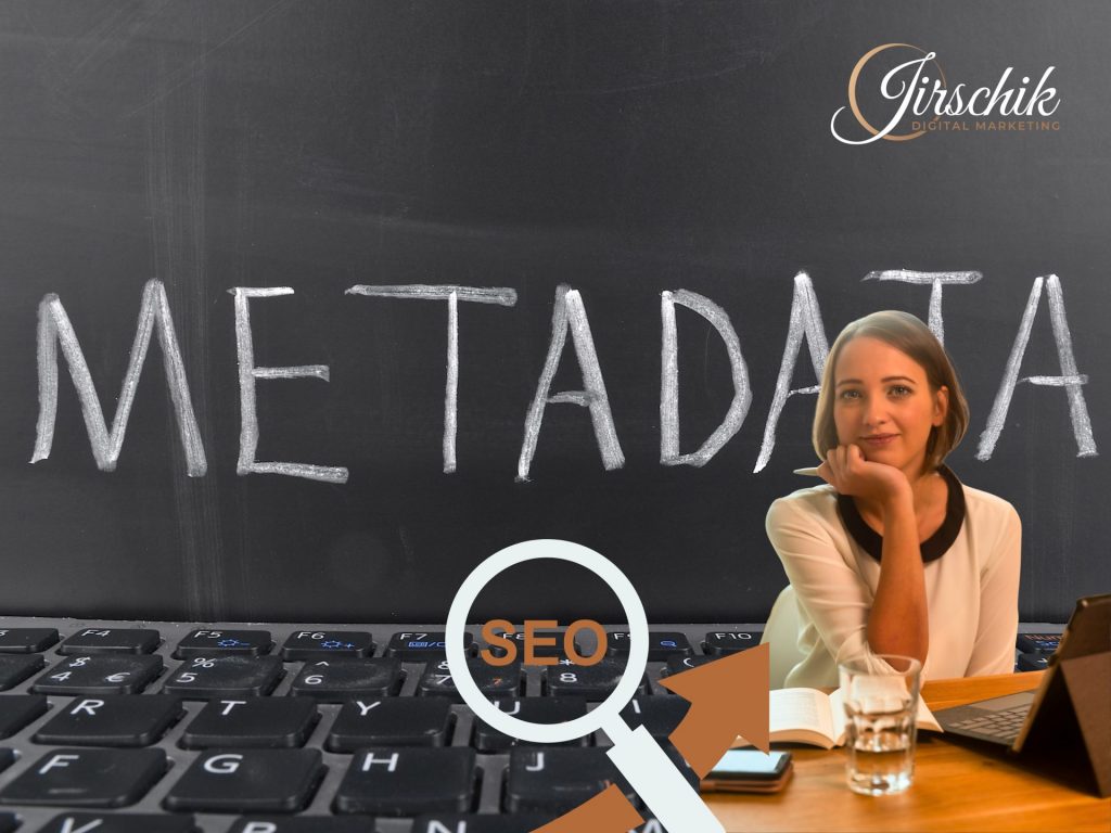 Jessica Jirschik sitzt vor einer Tafel mit der Aufschrift Meta Description-Länge