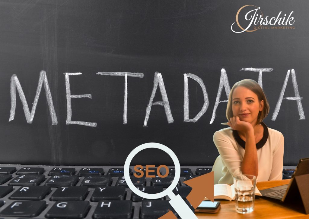 Jessica Jirschik sitzt vor einer Tafel mit der Aufschrift Meta Description-Länge
