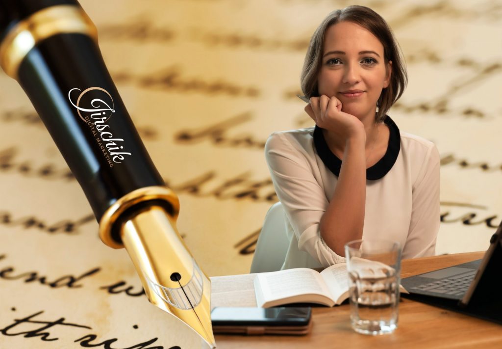 Jessica Jirschik sitzt an ihrem Schreibtisch mit dem Stift in der Hand und ist bereit, wenn du Blogartikel schreiben lassen willst