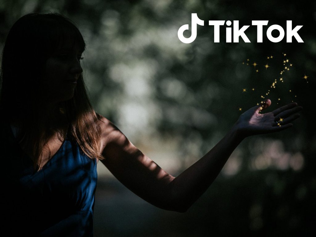 Jessica Jirschik steht in dunklem Wald. Es wirkt künstlerisch als Beispiel für gutes Social Media Marketing auf Tiktok