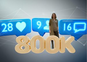 Jessica Jirschik steht hinter dem goldenen Wort "800K" als Symbol von Engagement vs. Follower auf den sozialen Netzwerken
