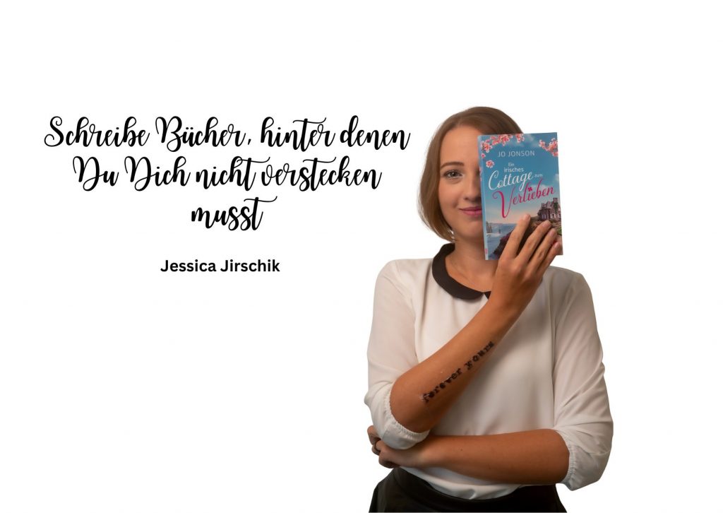 Jessica Jirschik schaut lächelnd hinter ihrem Roman "Ein irisches Cottage zum Verlieben" hervor