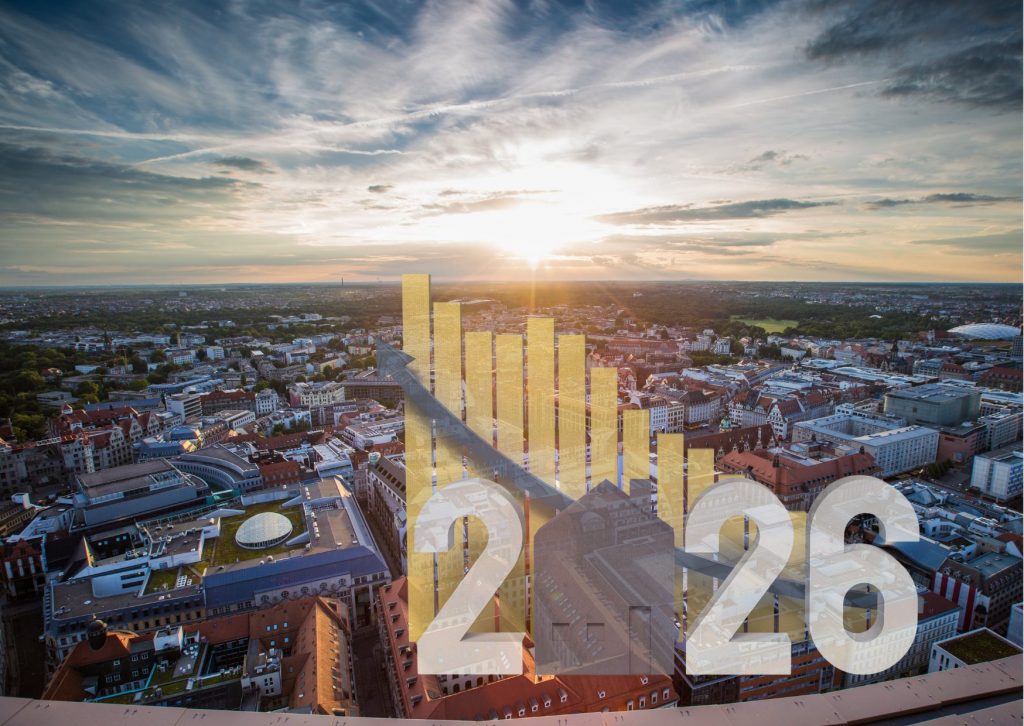 Leipzig von oben und darüber eine Grafik, die das Unternehmenswachstum im Jahr 2026 veranschaulichen soll mit größer werdenden Balken für einen Erfolg der Suchmaschinenoptimierung Leipzig