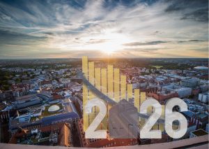 Leipzig von oben und darüber eine Grafik, die das Unternehmenswachstum im Jahr 2026 veranschaulichen soll mit größer werdenden Balken für einen Erfolg der Suchmaschinenoptimierung Leipzig