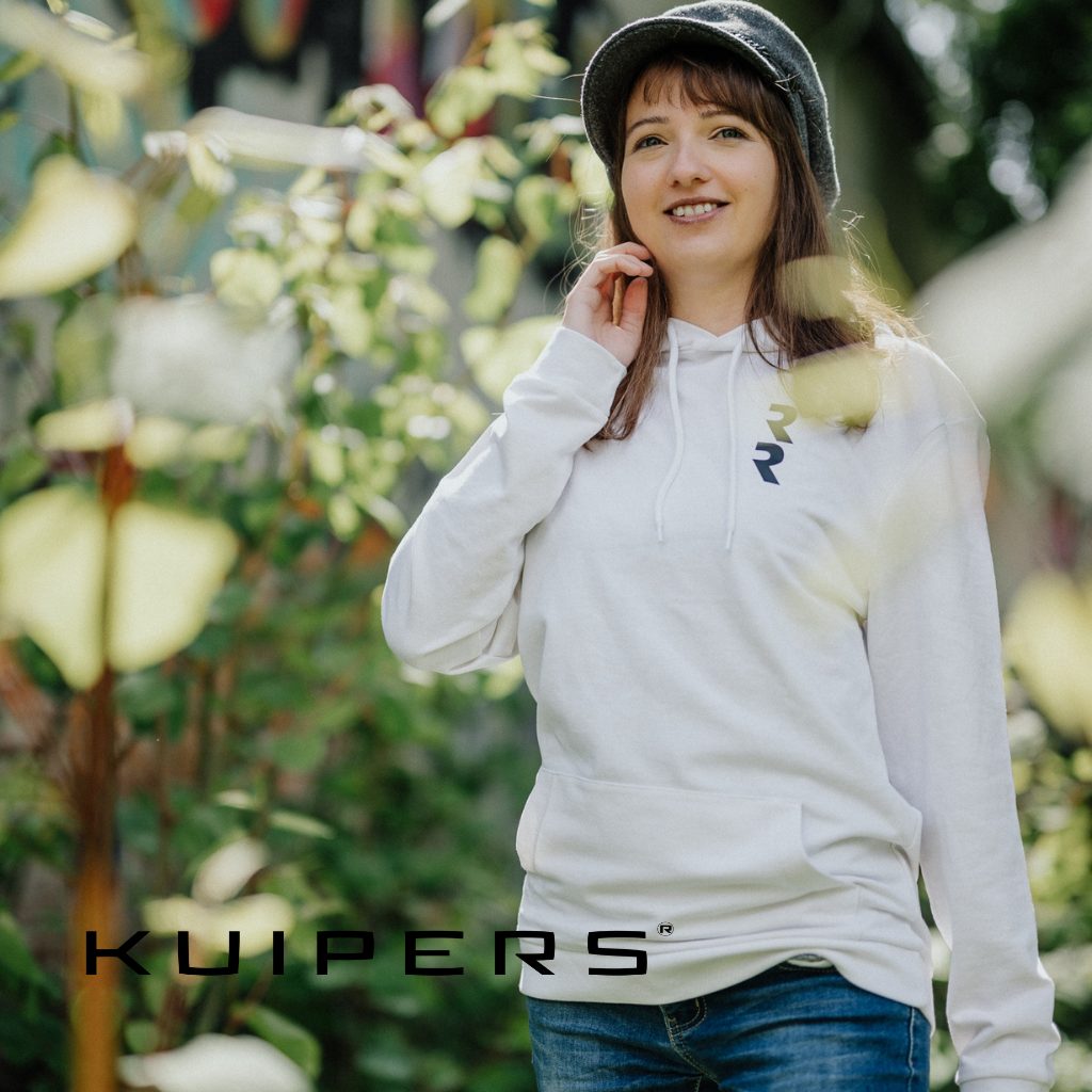 Jessica Jirschik lächelt in der Natur und davor steht der Name der Fitness-Experten von Kuipers