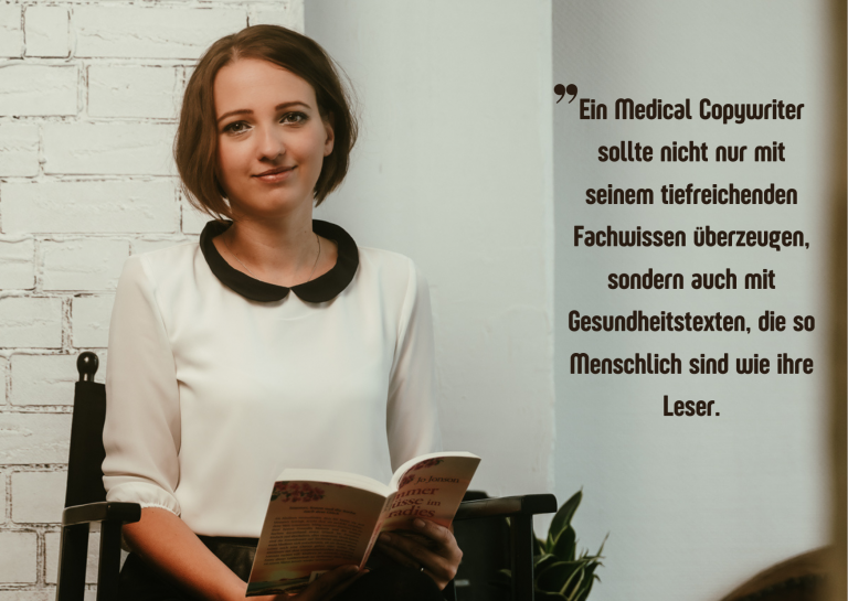 Medical Writer und SEO-Texterin für Gesundheitstexte Jessica Jirschik sitzt mit einem Buch in einem Regiestuhl und schaut lächelnd in die Kamera. Neben ihr steht ein Zitat